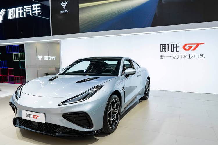 广州54哪吒汽车在智能汽车领域的表现，领途汽车在新能源汽车市场中的影响力